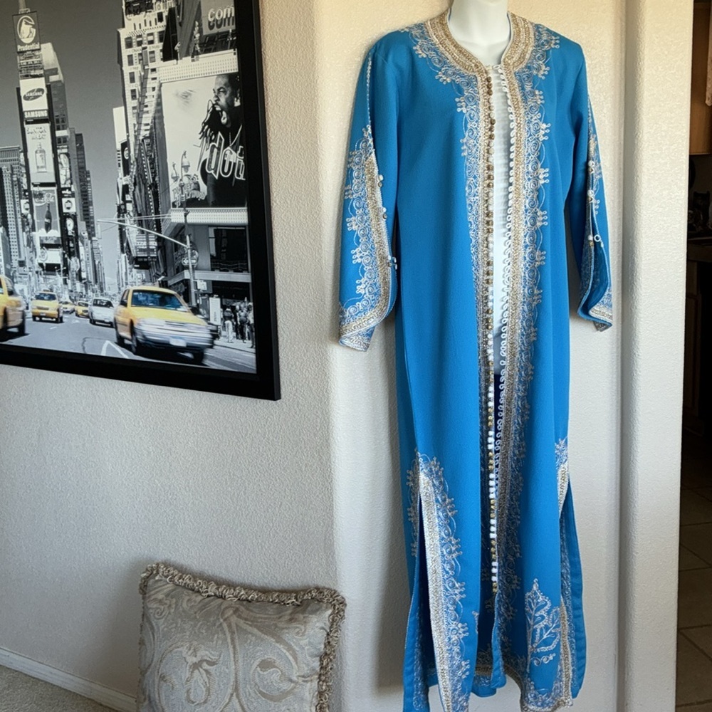 Elegant turquoise Kaftan/robe, elaborate & gold white embroidery Trophy Vintage! - Picture 3 of 17